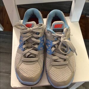 Nike Air Relentless 2 Size 6 Womens Running Shoe Gray & Blue